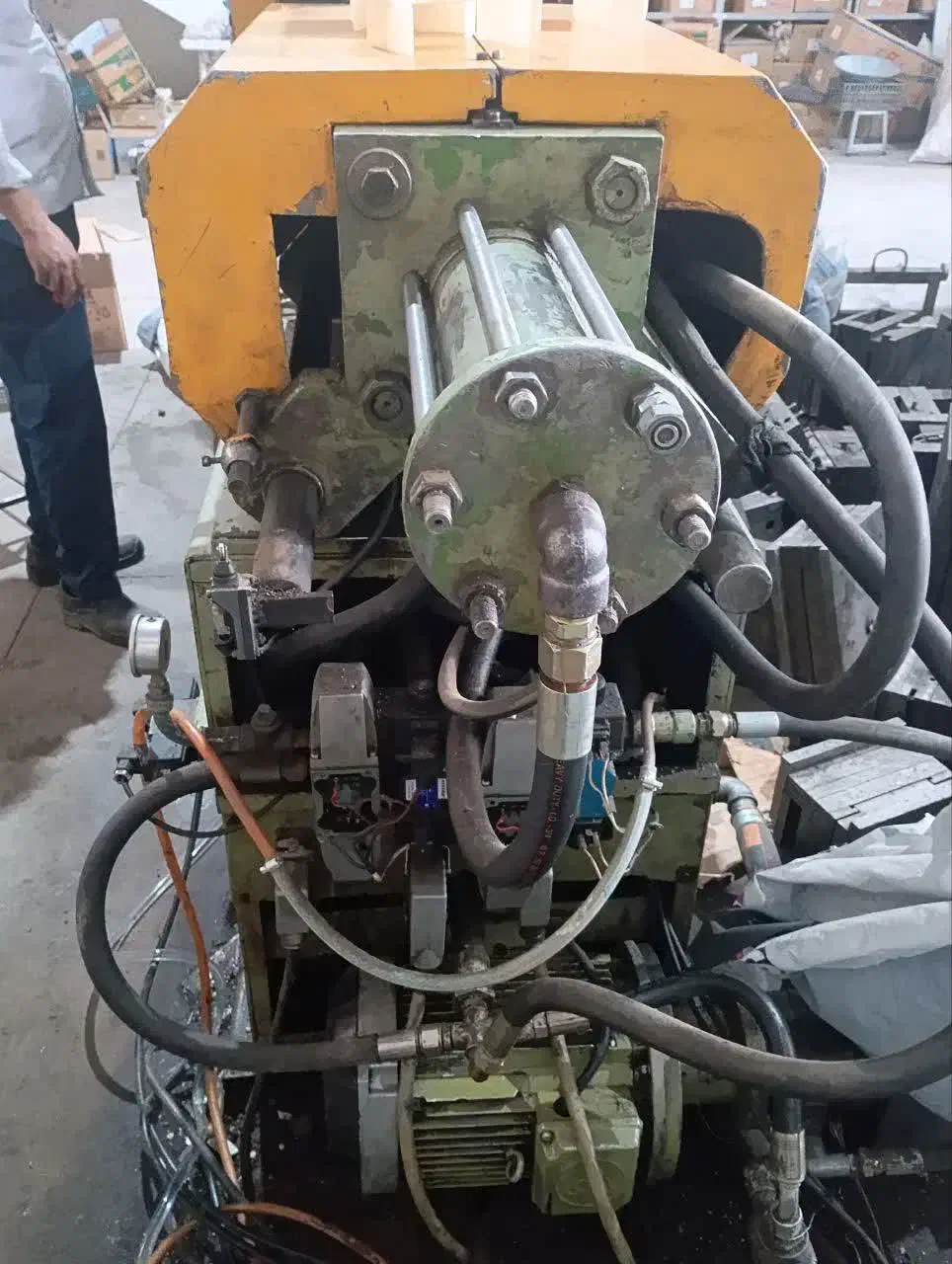 دستگاه تزریق ۲۰۰ گرمی در حال کار|ماشین‌آلات صنعتی|نیشابور, کریم آباد|دیوار