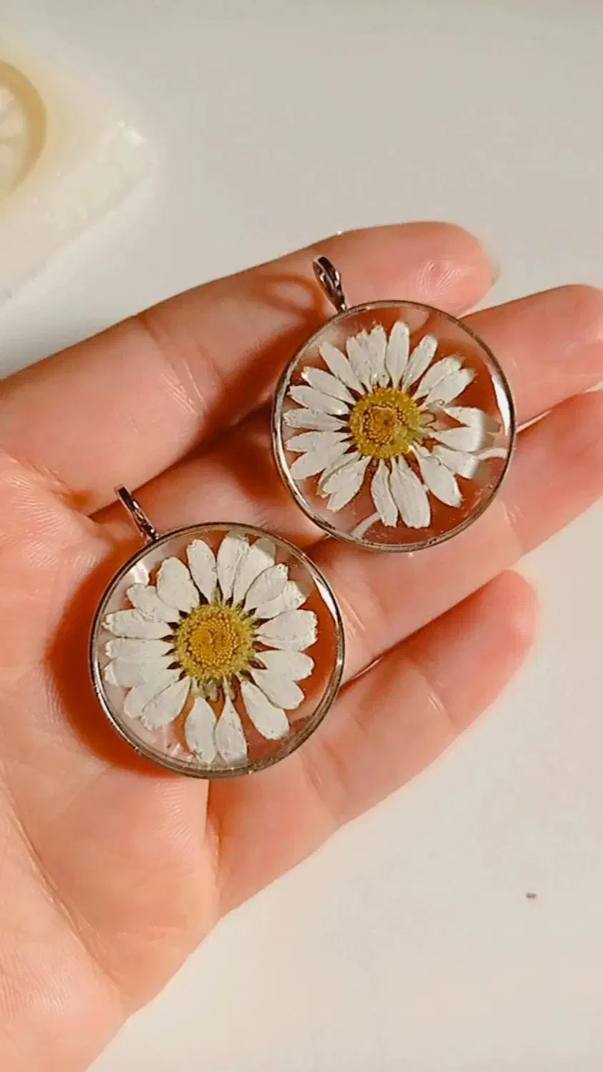 گردنبند رزین طرح گل روز مادر|بدلیجات|مشهد, سیسآباد|دیوار