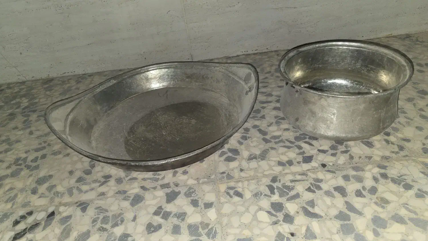 ماهیتابه و دیگ مسی|ظروف پخت‌وپز|شیراز, کرونی(خاتونک)|دیوار