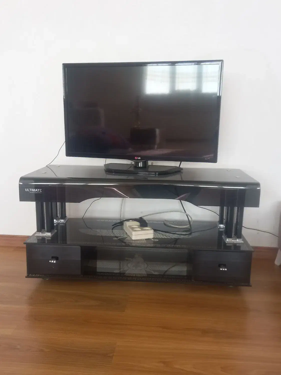 زیر تلویزیون در حد نو بدون خط و خش|میز تلویزیون|اردبیل, |دیوار