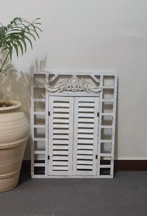 قاب پنجرهی چوب روس پتینه کاری|تابلو، نقاشی، عکس|شیراز, باغ تخت|دیوار