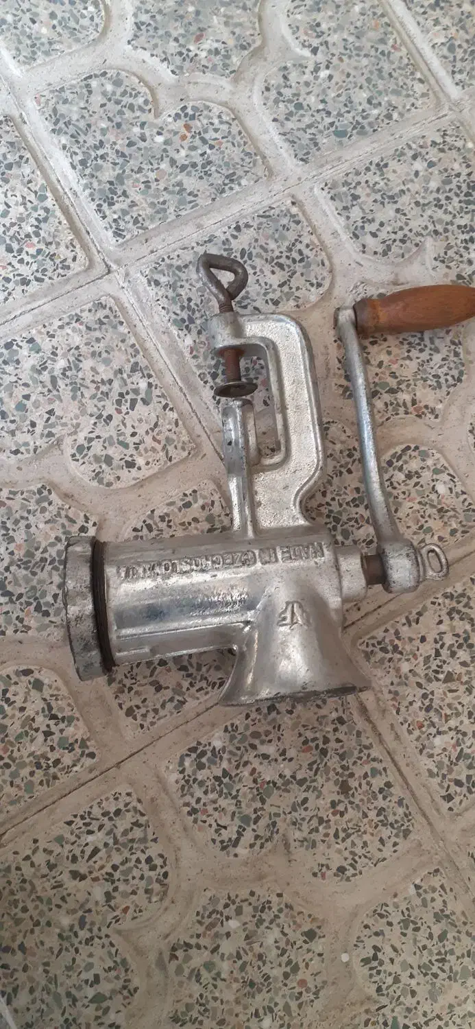 چرخ گوشت قدیمی|کلکسیون اشیاء عتیقه|ملایر, |دیوار