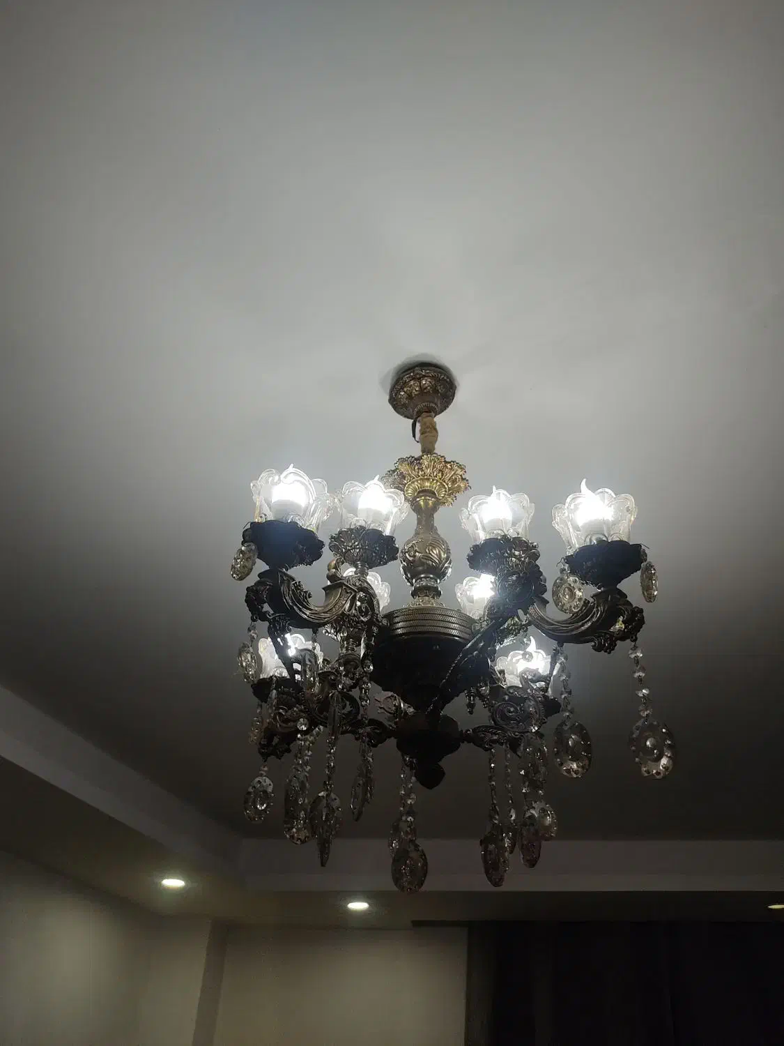 لوستر ۸شاخه برنزی|لوستر و چراغ آویز|اهواز, باغ شیخ|دیوار