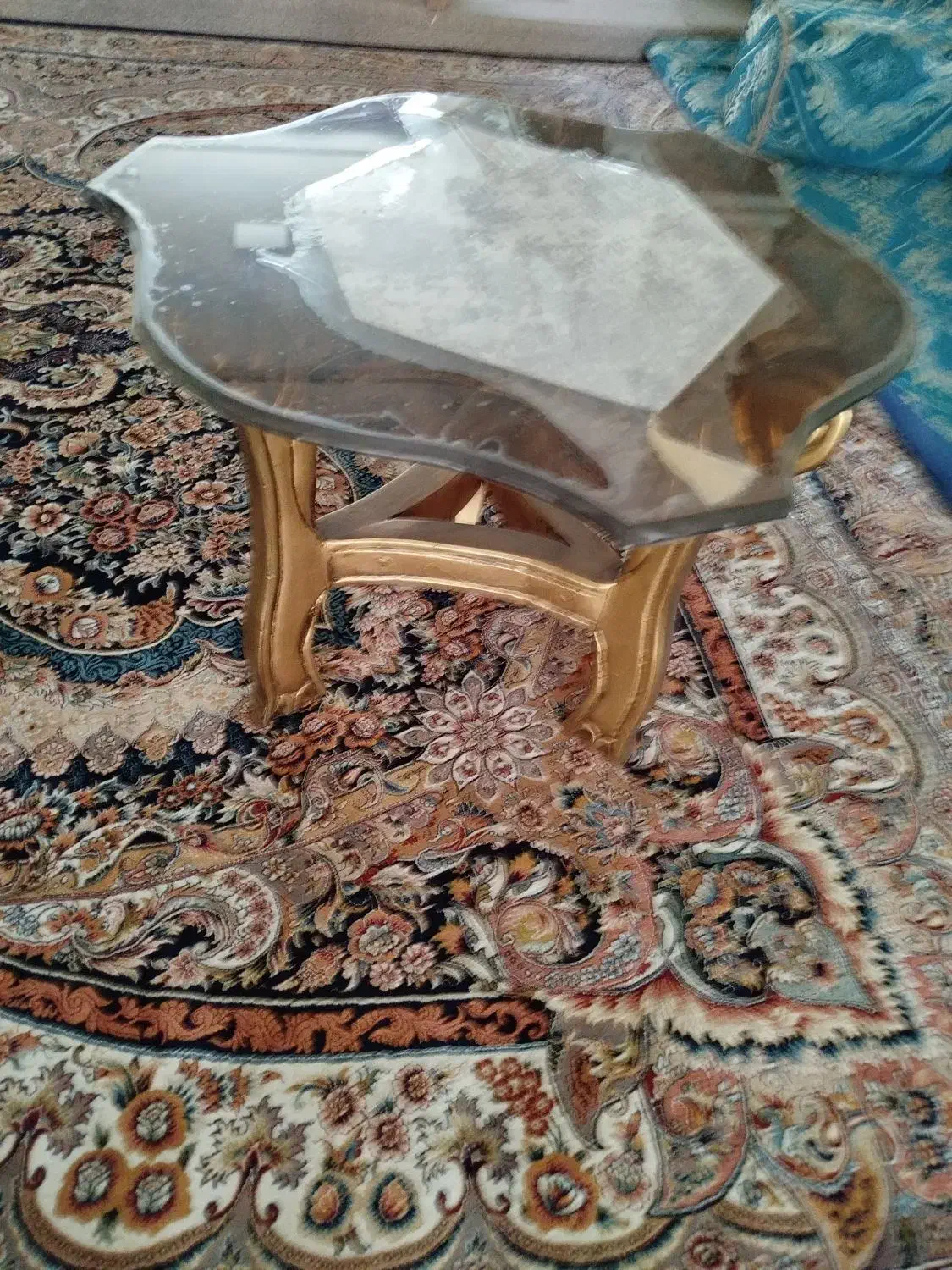 دوتا عسلی طلایی همراه با دوتا میز گرد بزرگتر نو|مبلمان خانگی و میز عسلی|شهرکرد, |دیوار