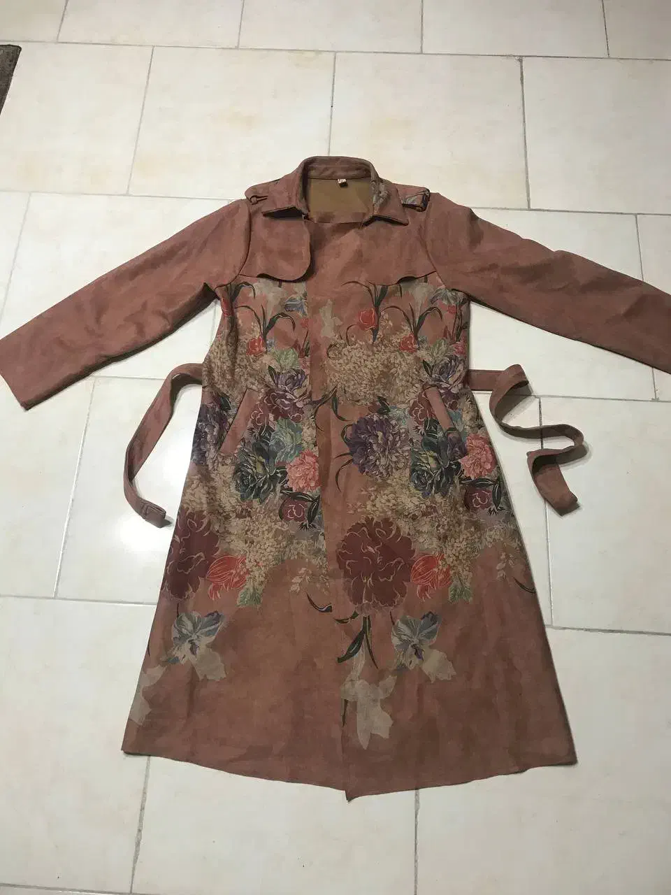 مانتو سوییت|لباس|رشت, سیا اسطلخ|دیوار