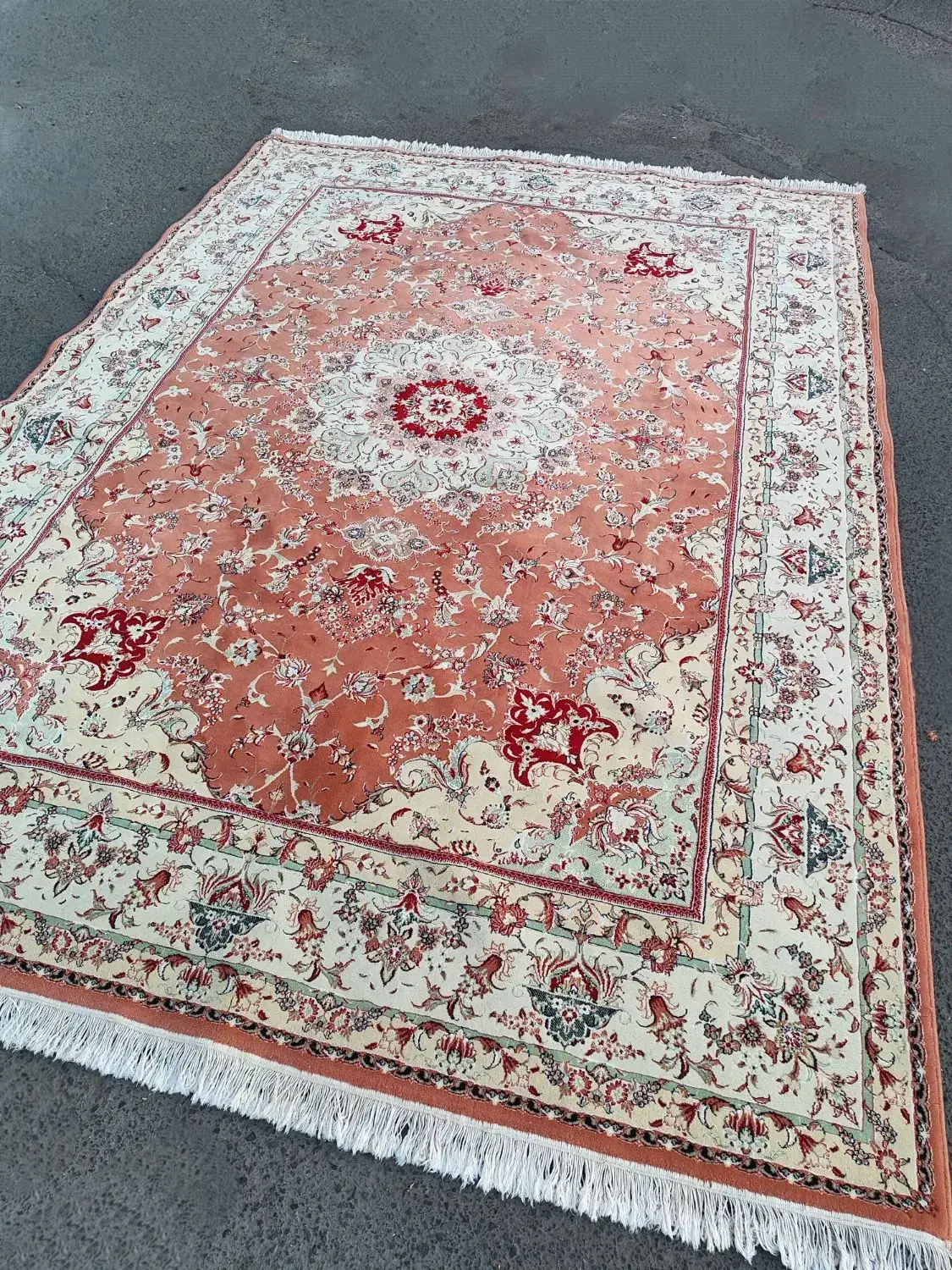 فرش ماشینی ۹ متر ۷۰۰ شانه رنگ پیازی در حد نو|فرش|تبریز, |دیوار