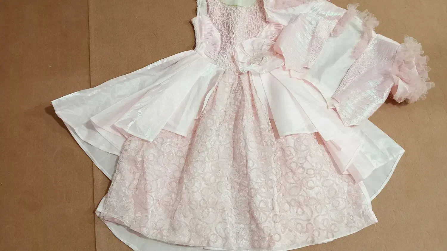 پیراهن عروسکی. پیراهن مجلسی|لباس|رشت, بوسار|دیوار