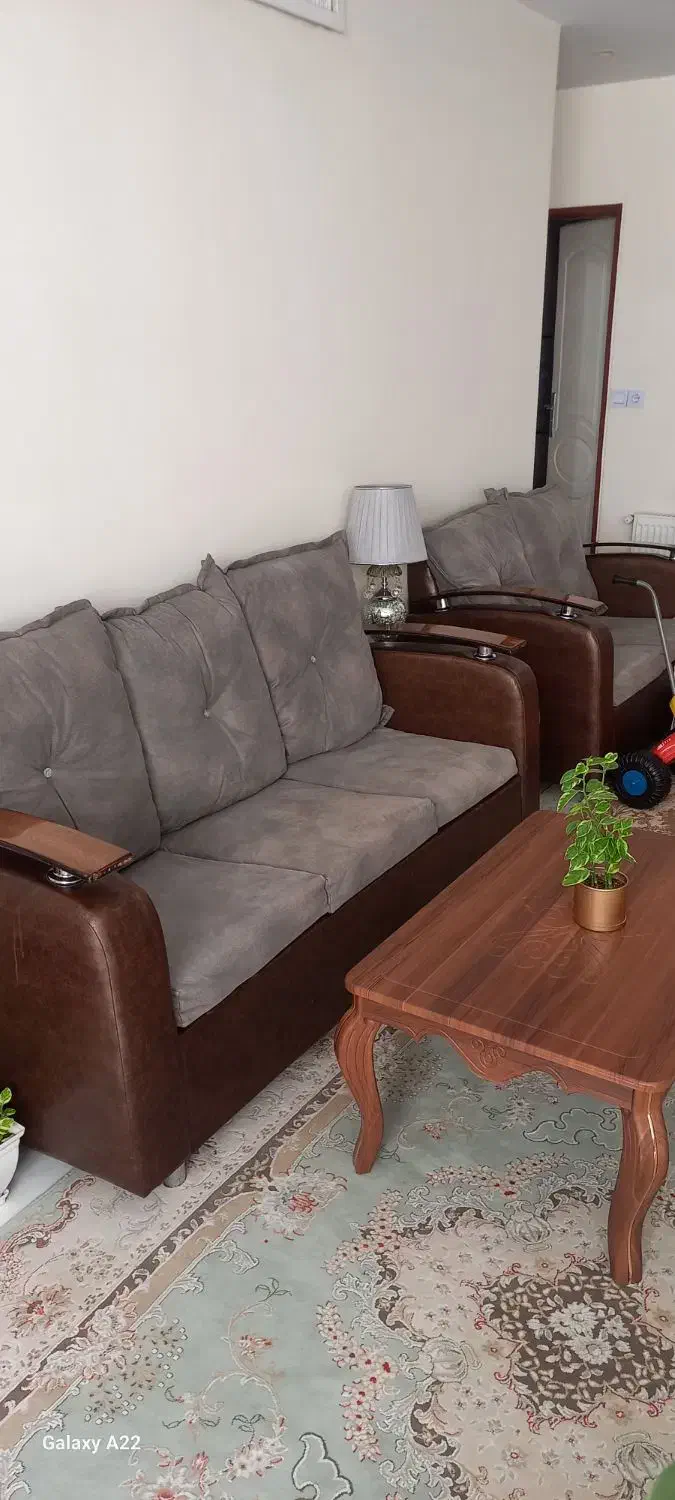 مبل ۷ نفره طوسی قهوهای با میز جلومبلی و عسلی|مبلمان خانگی و میز عسلی|شهریار, شهرک وائین|دیوار