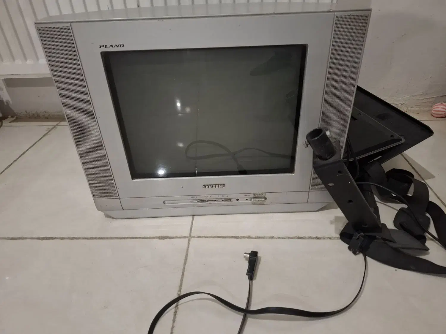 تلویزیون با پایه دیواری ۱۴ اینچ سامسونگ اصل|تلویزیون و پروژکتور|مریوان, |دیوار