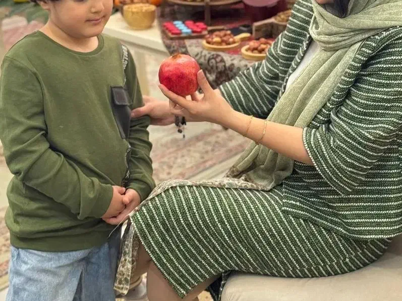 کت و دامن یلدایی قرمز و سبز|لباس|قدس, شهرقدس|دیوار