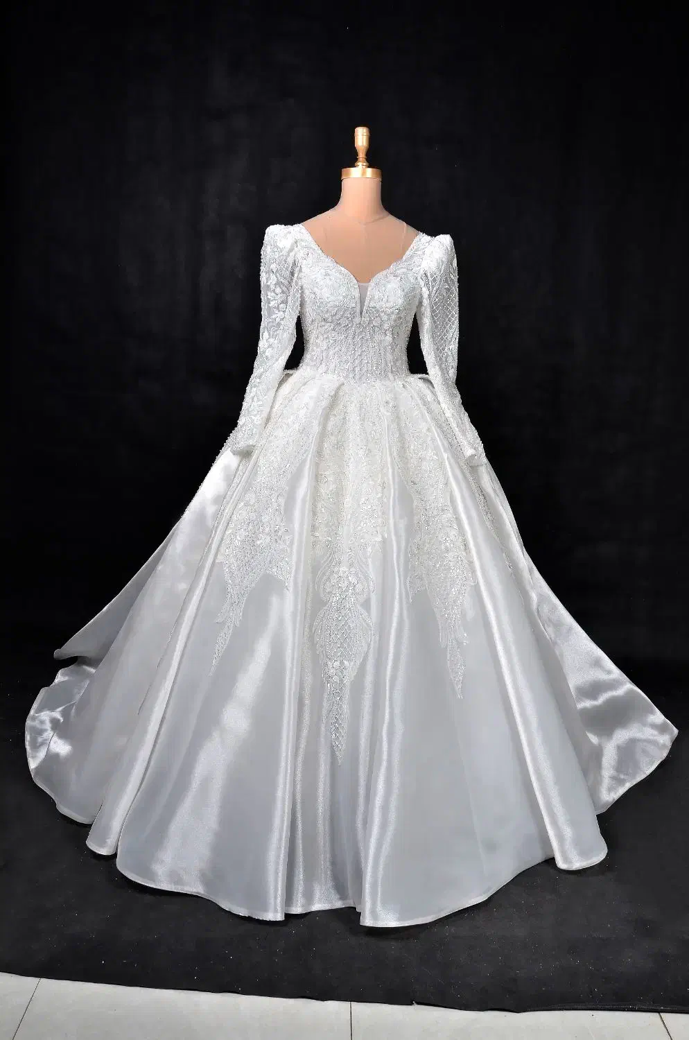 تعدادی لباس عروس شیک بخاطر جمع اوری مغازه فروشی|لباس|هریس, |دیوار