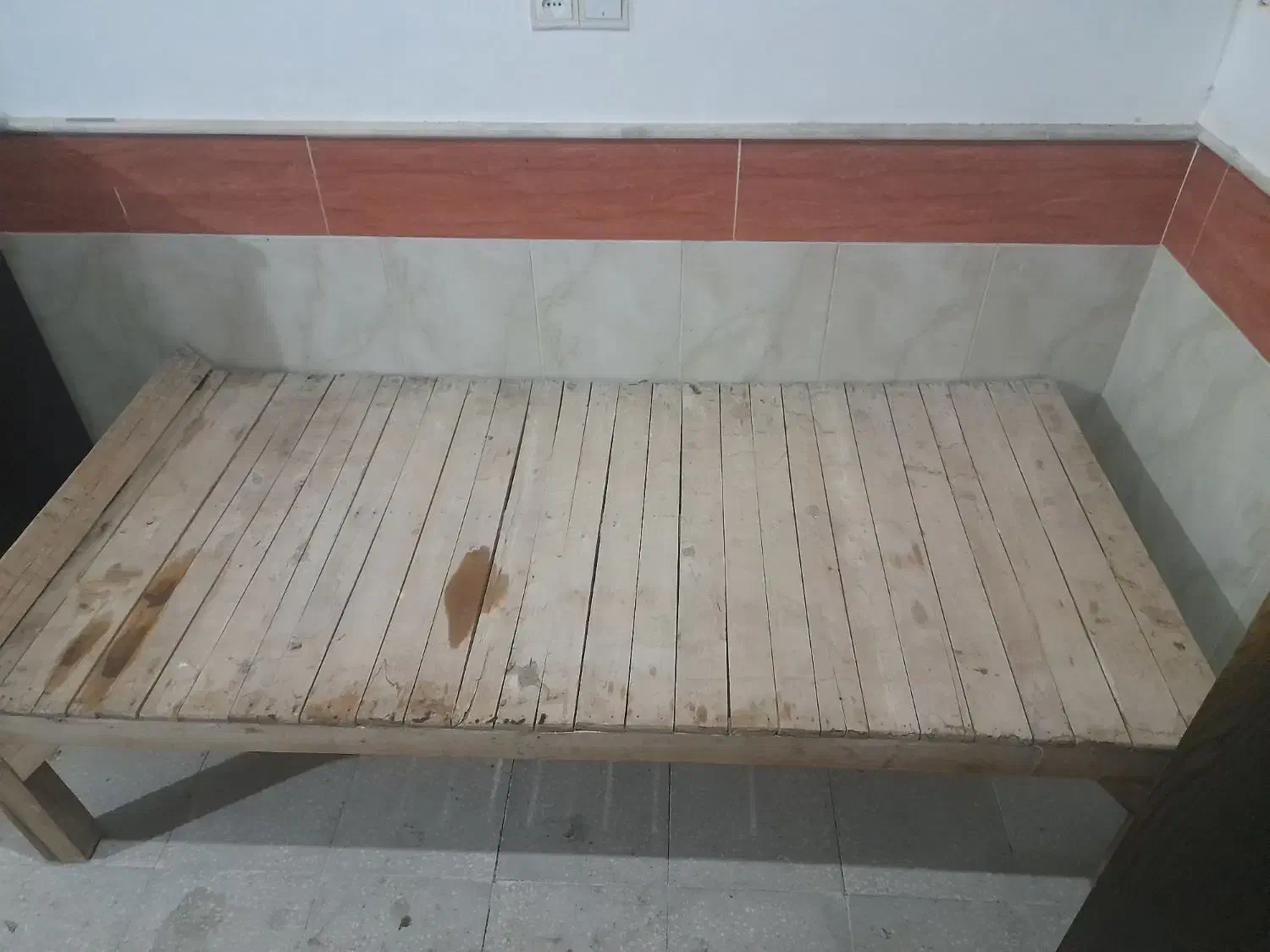 یک عدد تخت چوبی سنتی در حد نو کلا۴ماه استفاده شده|مبلمان خانگی و میز عسلی|قم, جمکران|دیوار