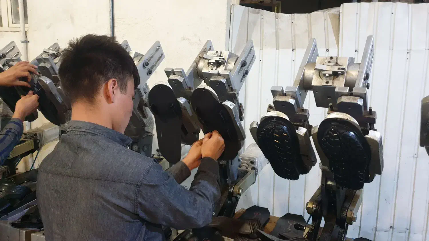 کارگر دمپایی پی یو|استخدام صنعتی، فنی، مهندسی|قنوات, |دیوار