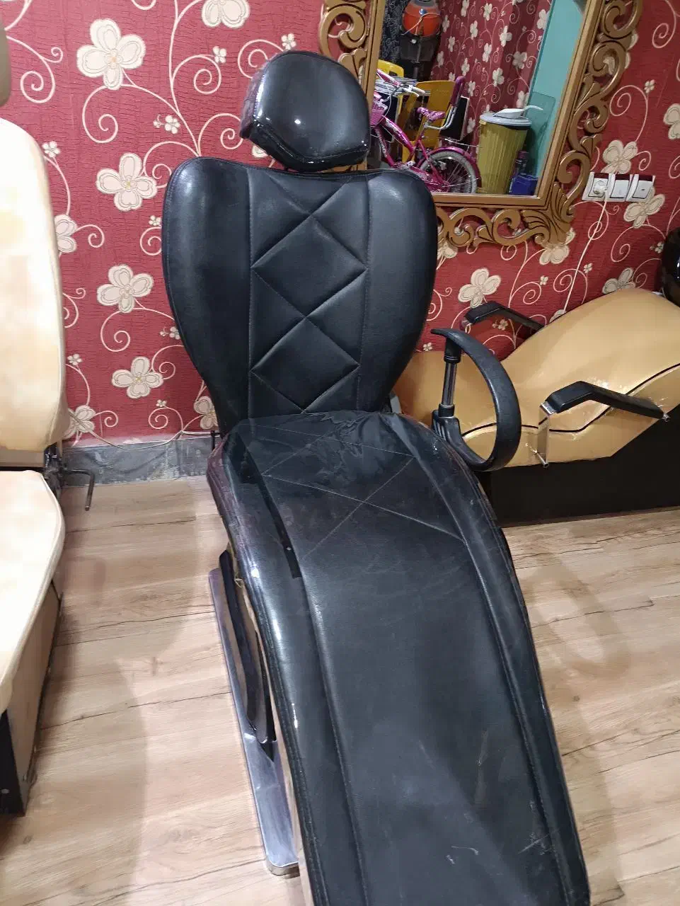 صندلی|آرایشگاه و سالن‌های زیبایی|اردبیل, |دیوار