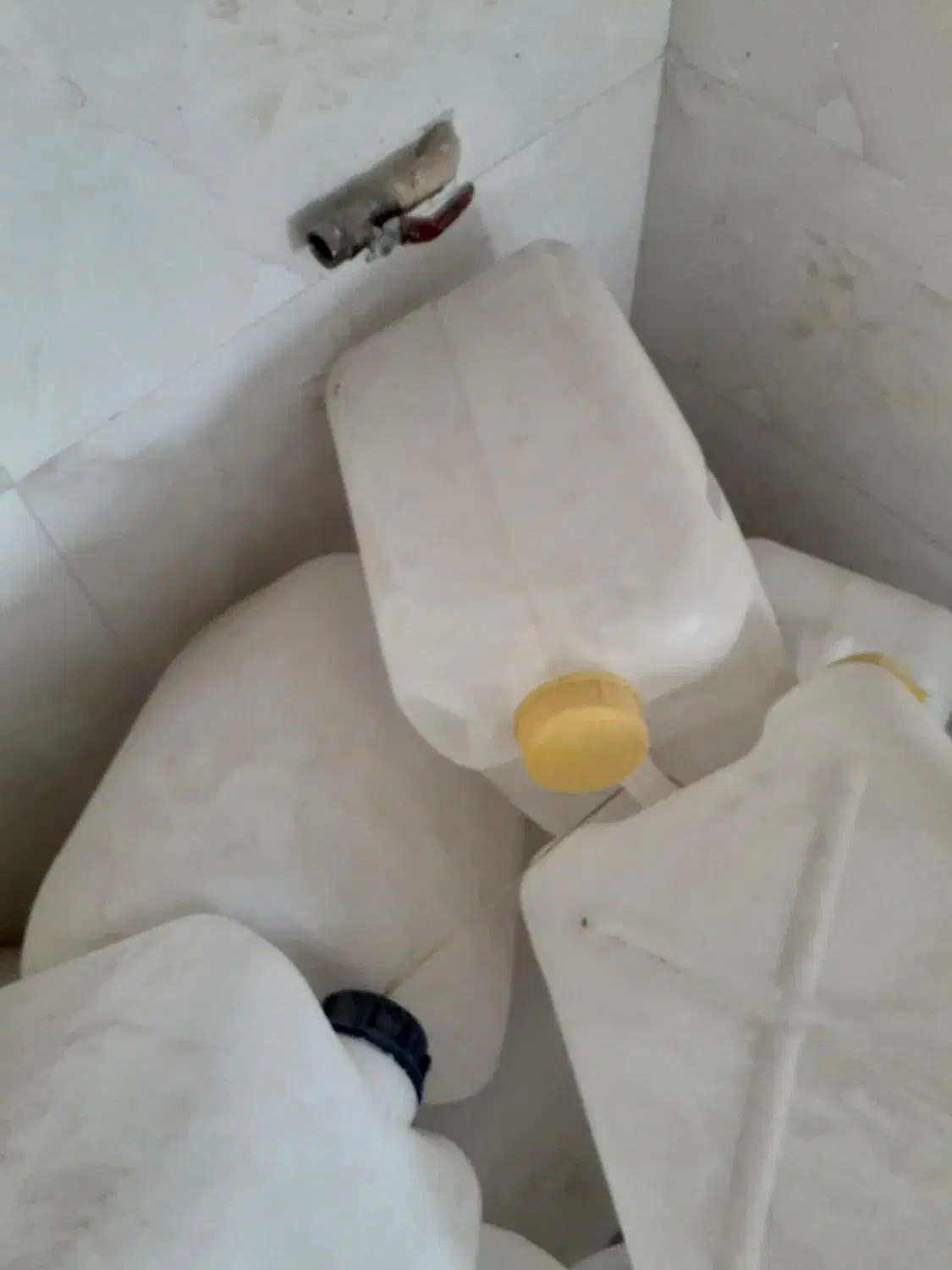 گالن بیست لیتری|ظروف نگهدارنده، پلاستیکی، یک‌بارمصرف|کاشان, خزاق|دیوار