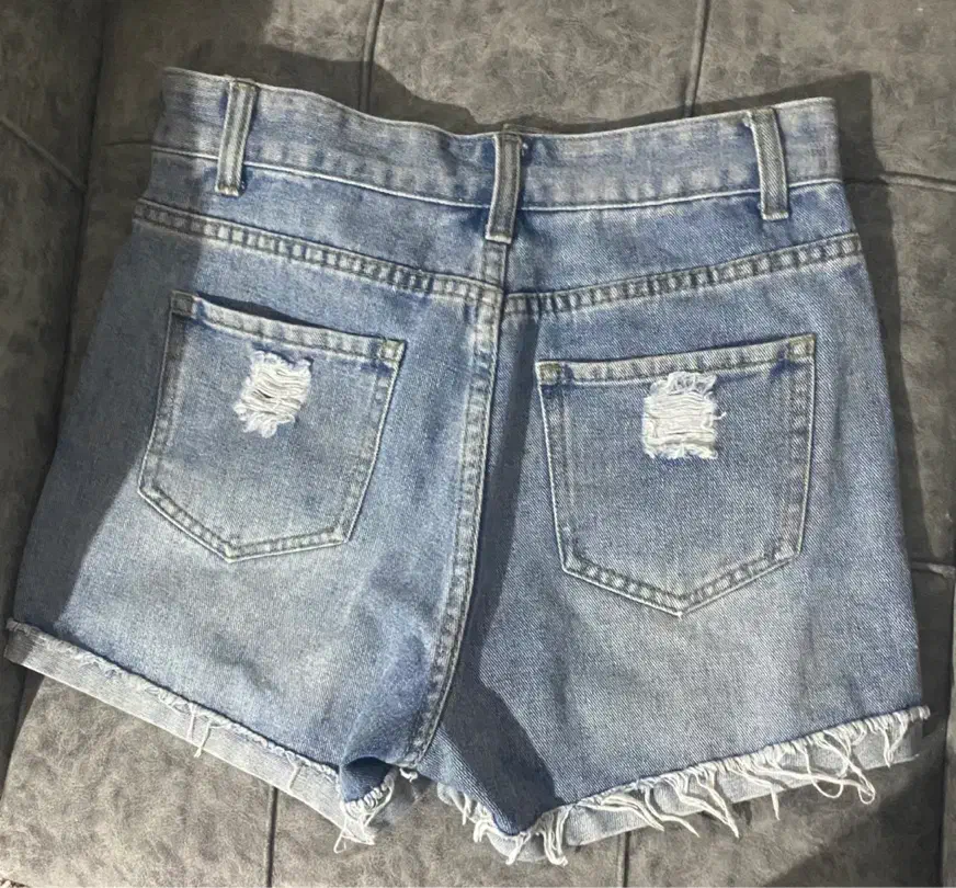 شلوارک لی|لباس|شیراز, دست خضر|دیوار