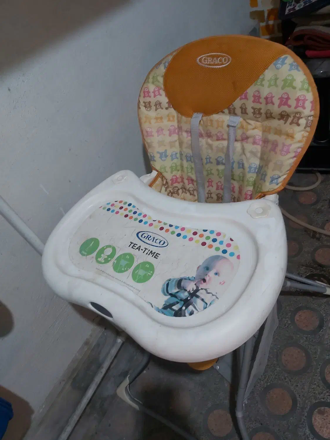 صندلی غدا کودک سالم|تخت و صندلی بچه|لاهیجان, کوی خزر|دیوار