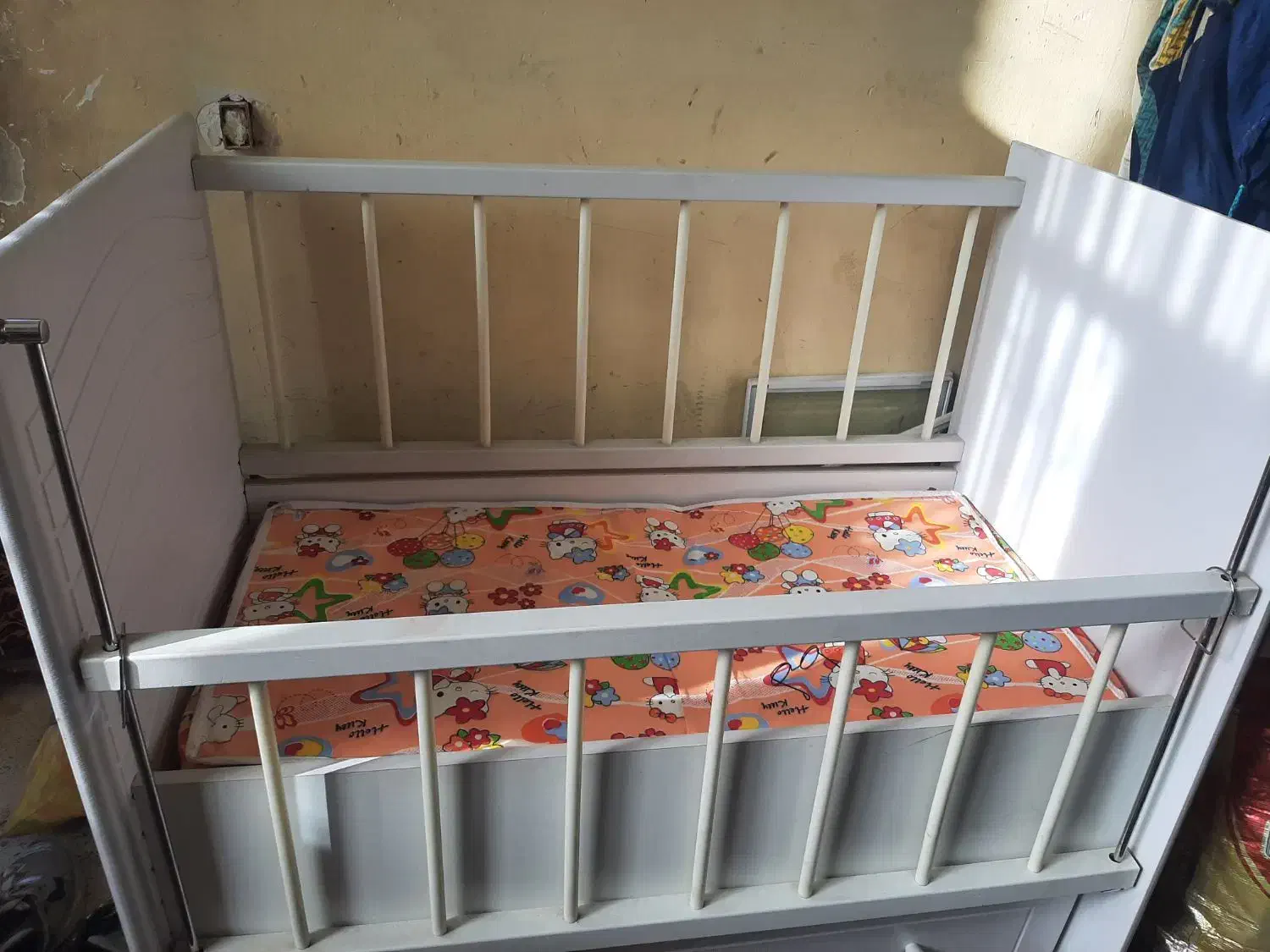 تخت گهواره ای|تخت و صندلی بچه|آبیک, |دیوار