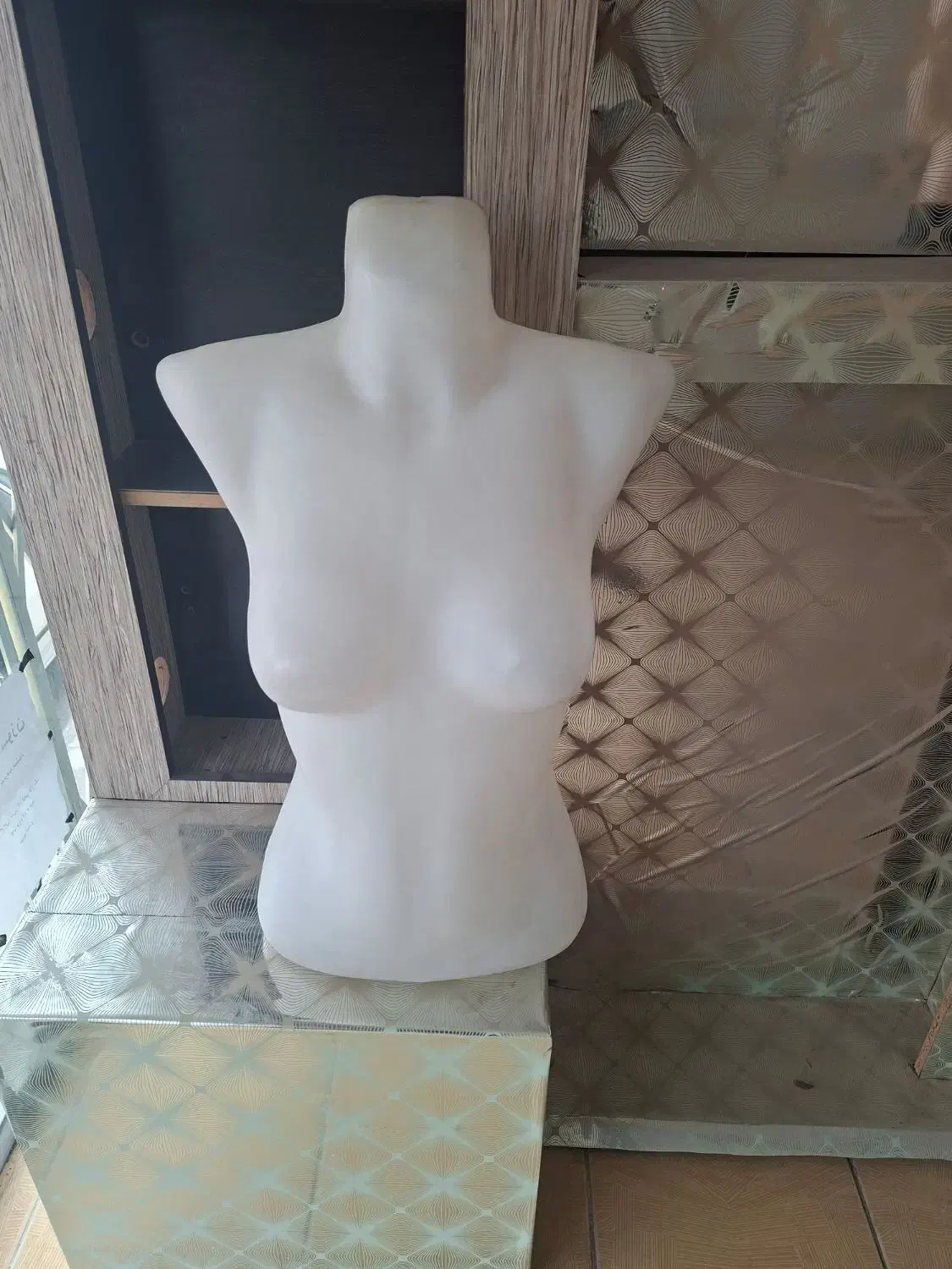 مانکن|بندرخت و رخت‌آویز|ساوه, |دیوار