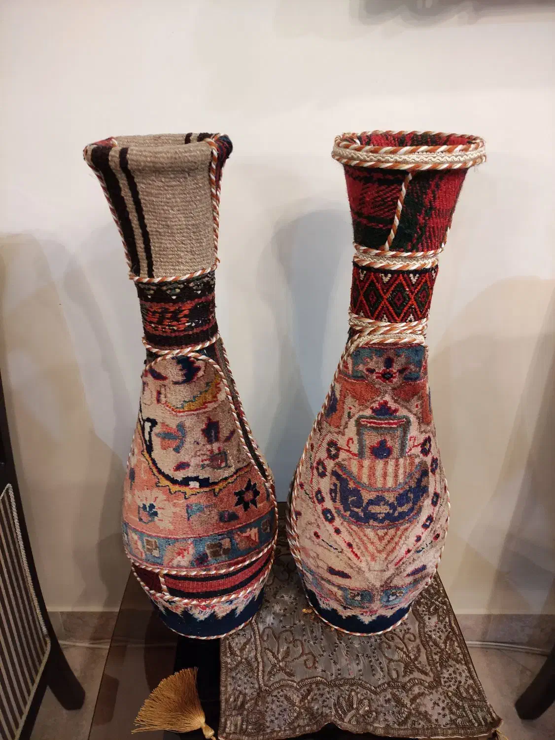 گلدان کوزه ای با روکش فرش و جاجیم دستباف کرمانی|گلیم، جاجیم، گبه|کرج, اصفهانیها|دیوار