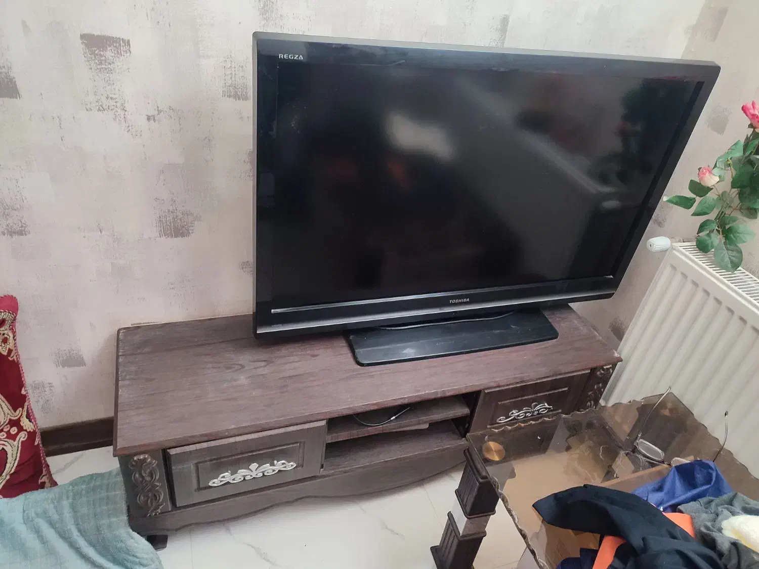 تلویزیون 42 اینچ توشیبا و میز تلویزیون|تلویزیون و پروژکتور|بروجن, |دیوار