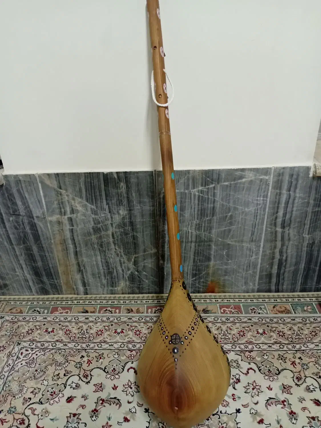 دمبوره ایبکی هزارگی ویا قتغنی|سازهای سنتی|قم, شهر قائم|دیوار