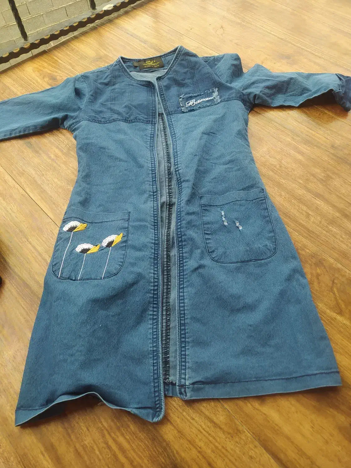 تعدادی لباس دخترونه|کفش و لباس بچه|رشت, معلولین|دیوار