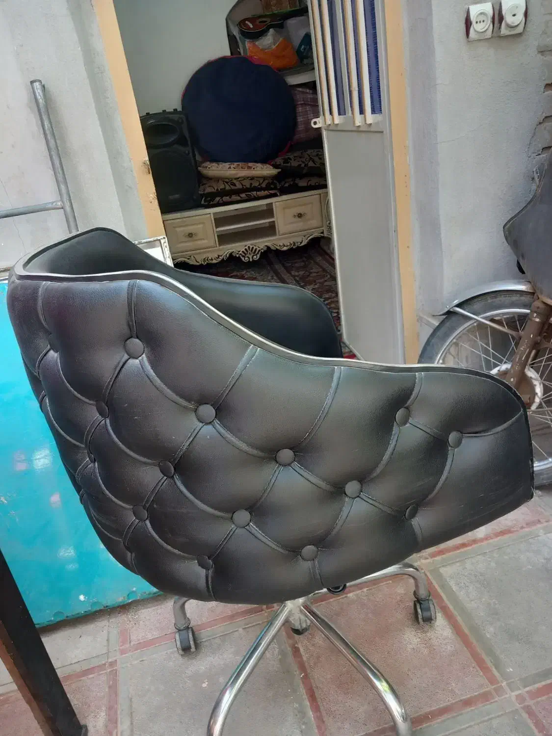 تعدادی صندلی ومیز|صندلی و نیمکت|سبزوار, طبرسی (جعفرآباد)|دیوار