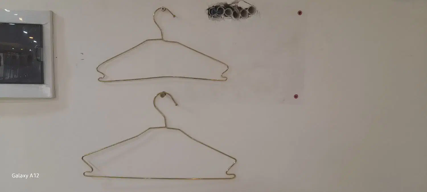 تعدادی چوب لباسی فلزی طلایی|جاکفشی، کمد، دراور|مشهد, حسینآباد|دیوار