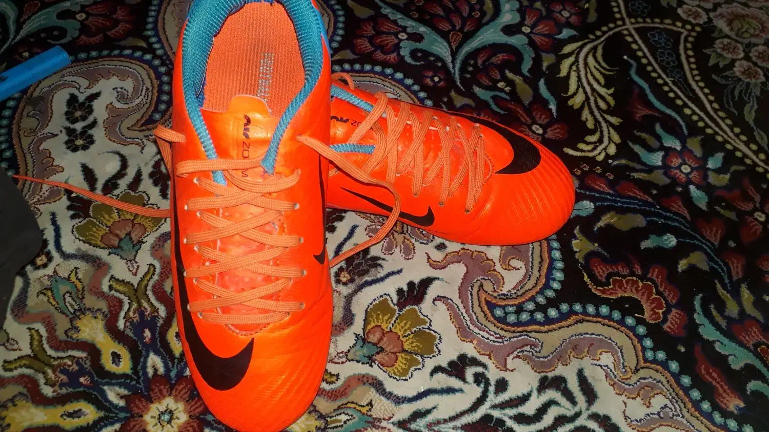 کفش چمن|کیف، کفش، کمربند|سرباز, |دیوار