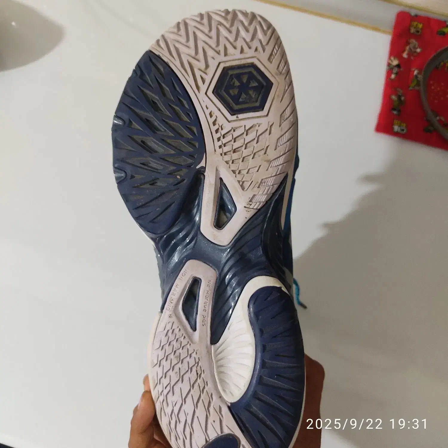 کفش والیبال|کیف، کفش، کمربند|کلاله, |دیوار