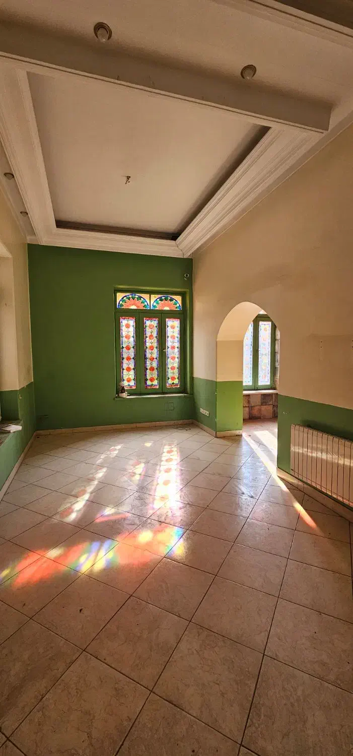 ۸۰۰ متر بنا با ۳۰۰ متر حیاط دربست خ نجات الهی