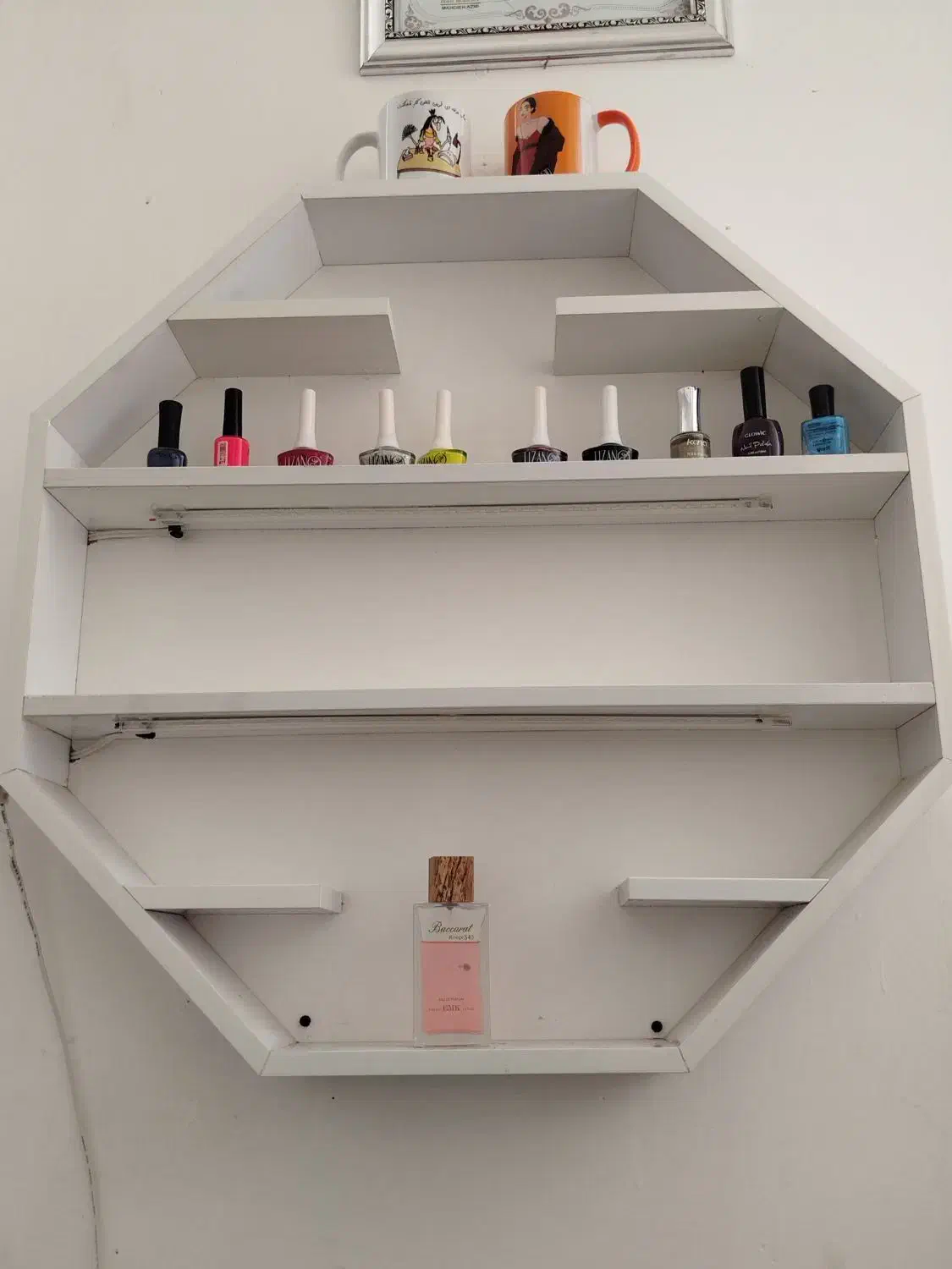 میز|آرایشگاه و سالنهای زیبایی|کاشمر, |دیوار