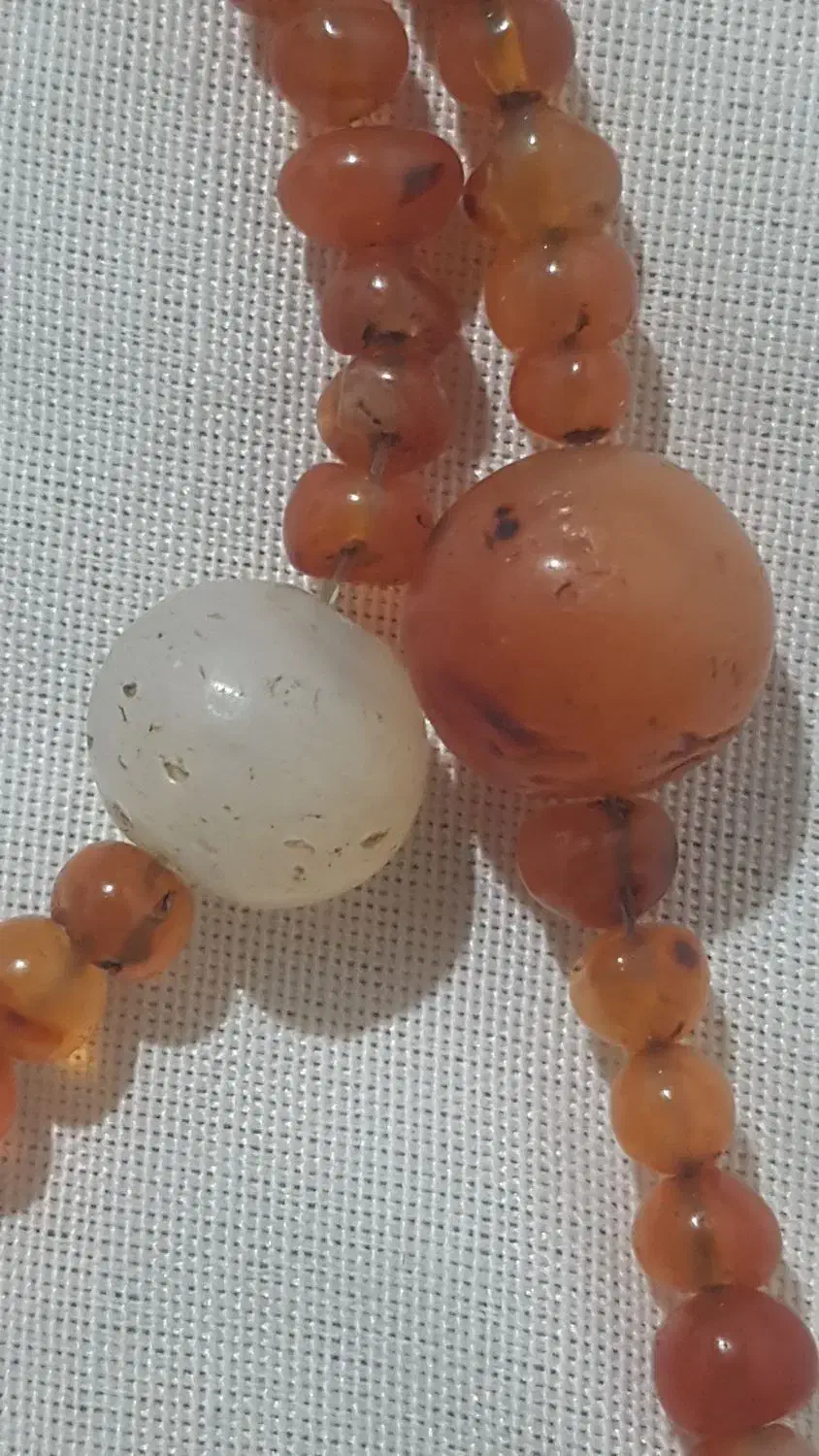 اویز گردن عقیق|کلکسیون اشیاء عتیقه|فرمهین, |دیوار