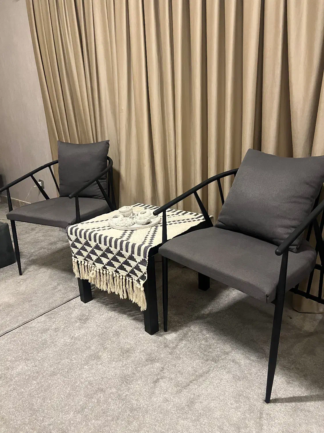 صندلی بدنه فلز و روکش پارچه همرا با کوسن|صندلی و نیمکت|کیش, |دیوار