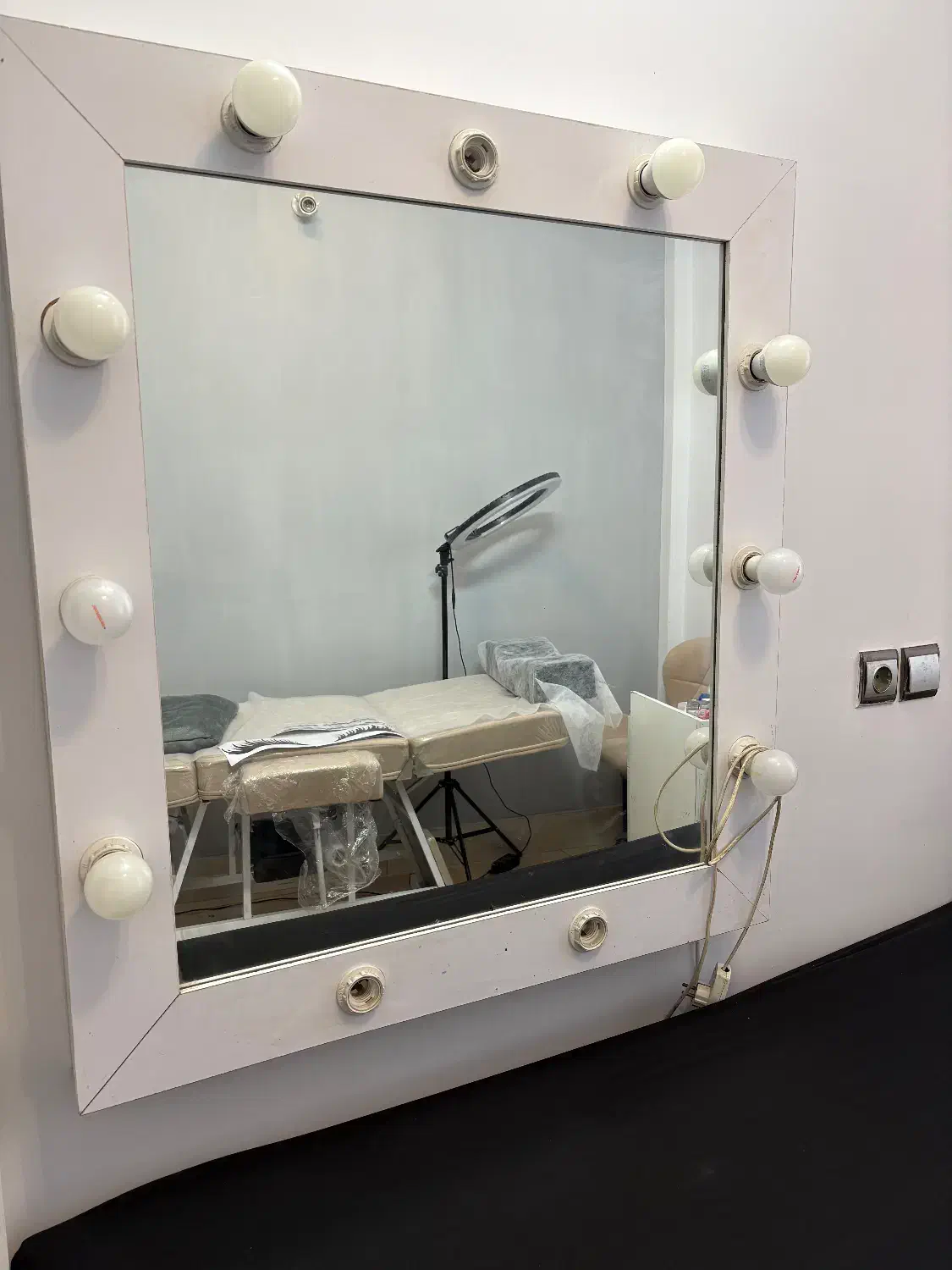 تجهیزات ارایشگاه اینه گریم وکنسول|آرایشگاه و سالنهای زیبایی|لاهیجان, انقلاب|دیوار