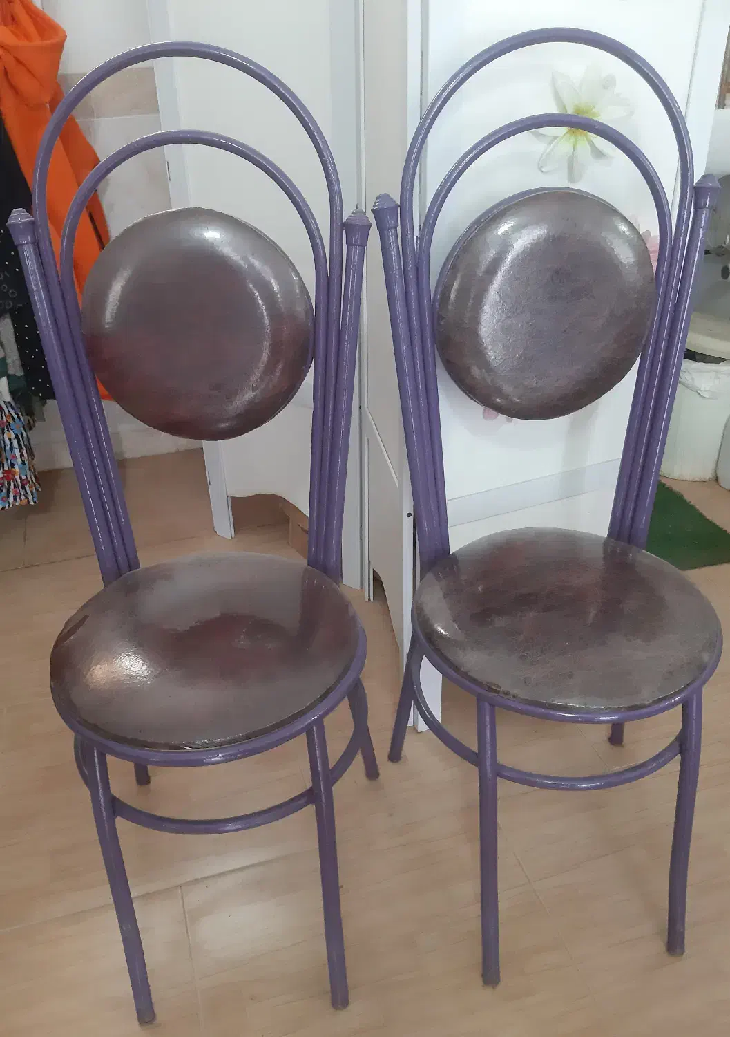 ۱۲عدد صندلی فلزی و پلاستیکی|صندلی و نیمکت|آستانه اشرفیه, |دیوار