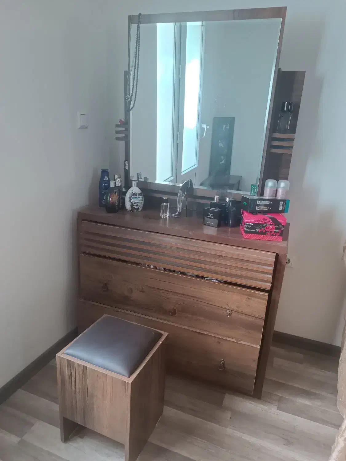 دراور سه کشو بهمراه آینه و صندلی|جاکفشی، کمد، دراور|فردیس, منظریه|دیوار