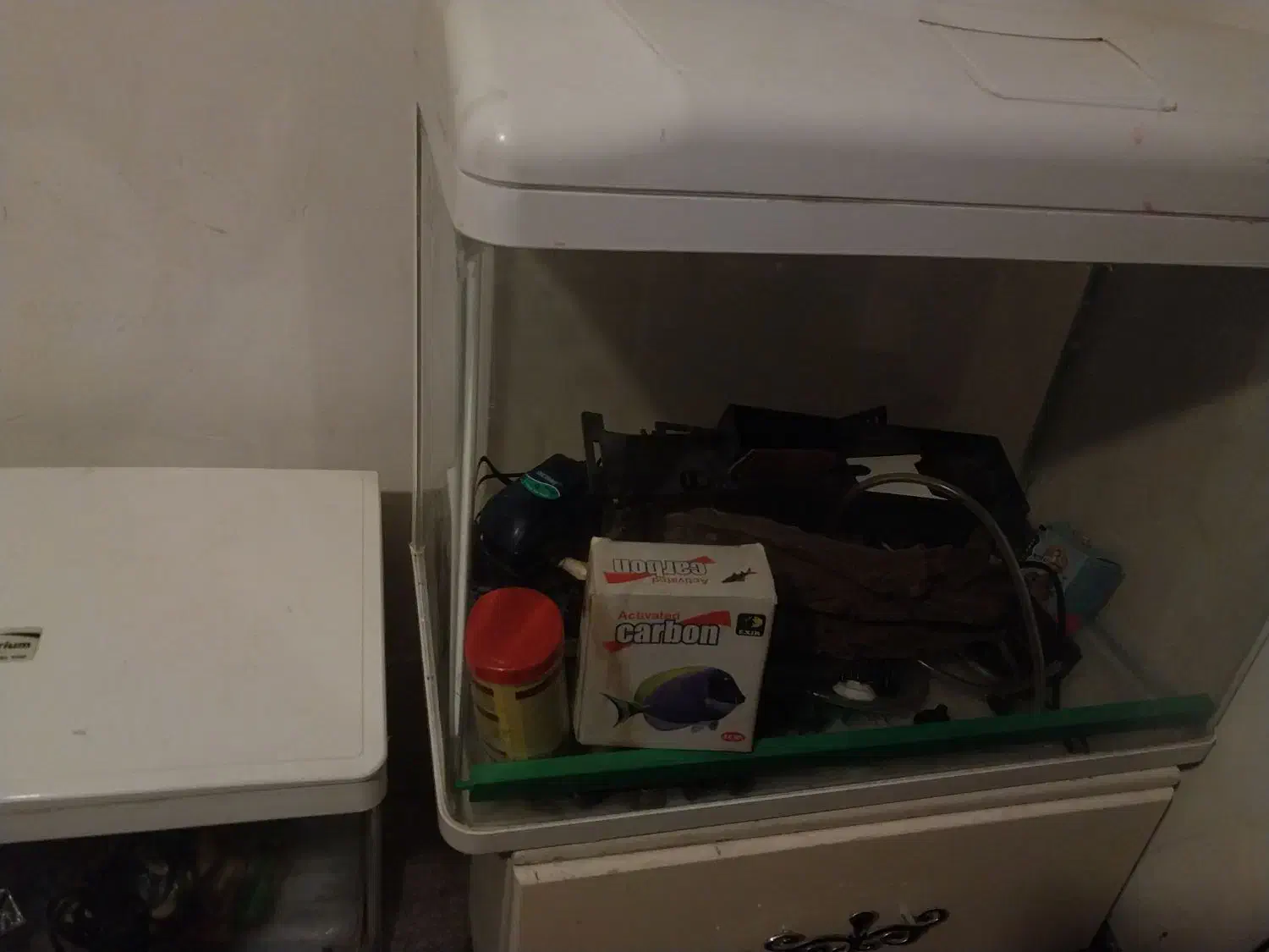 دو عدد آکواریوم.شرکتی.۶۰در ۶۰..و اون یکی ۶۰در ۵۰|ماهی|گلپایگان, |دیوار