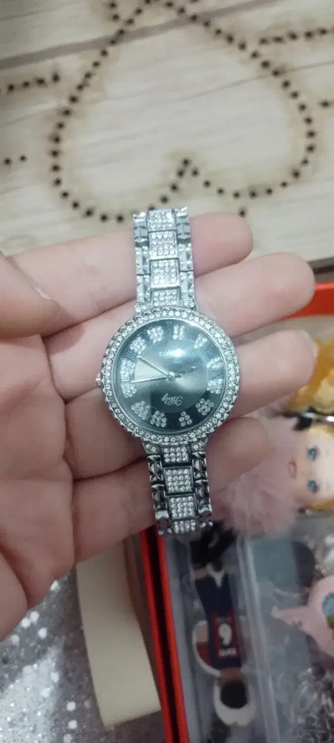 ساعت نگین دار|ساعت|میانه, |دیوار