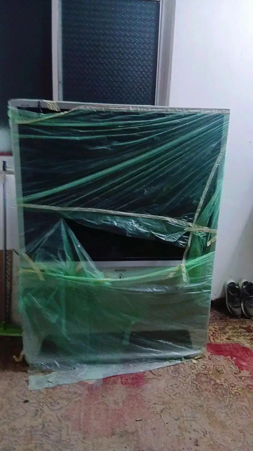 در وردی و پنچره سلاح سنگین.|تلویزیون و پروژکتور|فومن, |دیوار