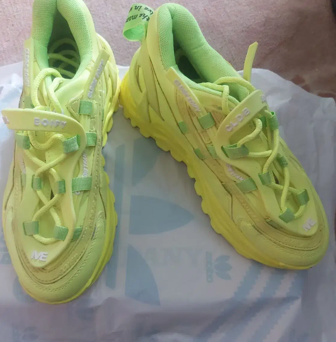 کتونی|کیف، کفش، کمربند|دوگنبدان, |دیوار