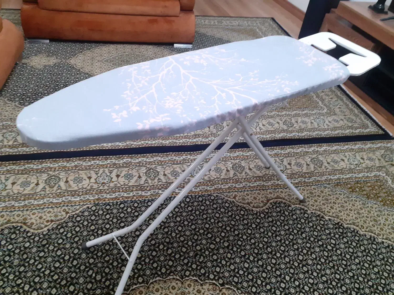 میز اتوسیم دار تمیز با تنظیم ارتفاع|اتو و لوازم اتو|رشت, معلم|دیوار