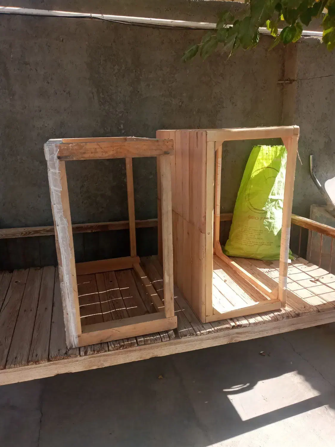 ۲عدد کرسی چوبی|مبلمان خانگی و میز عسلی|معصومیه, |دیوار