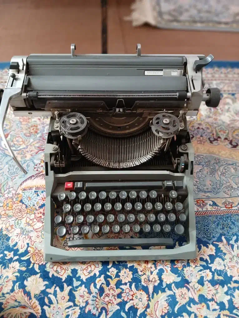 تایپیست قدیمی|کلکسیون اشیاء عتیقه|فردیس, شهرک شهید حسینی|دیوار