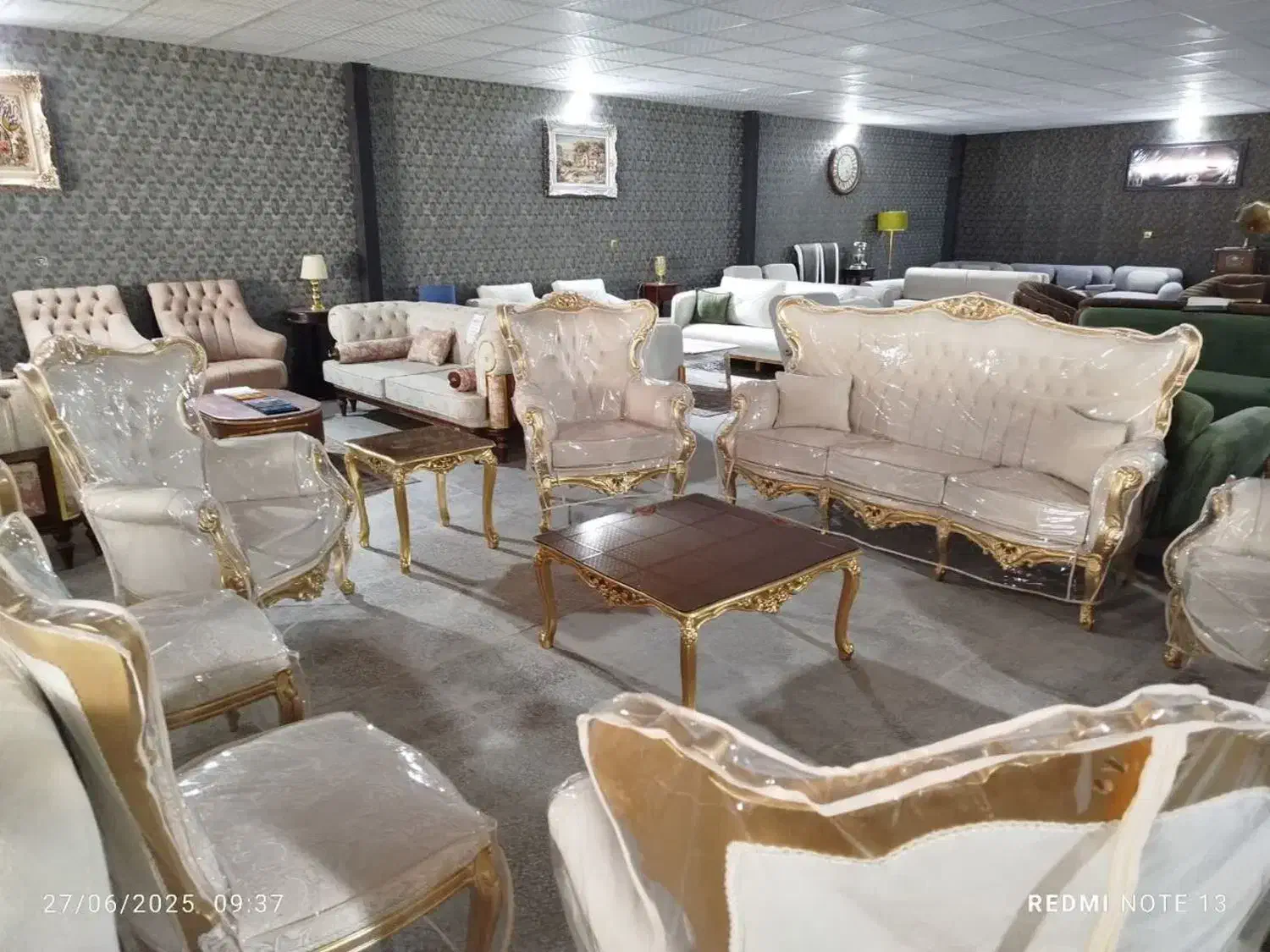 مبلمان راحتی کلاسیک سلطنتی دلـاوران*|مبلمان خانگی و میز عسلی|زارچ, |دیوار