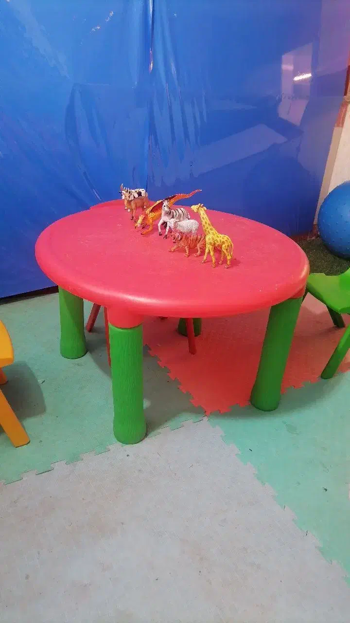 صندلی طرح لبخند و میز گرد چیکو|تخت و صندلی بچه|کاشمر, |دیوار