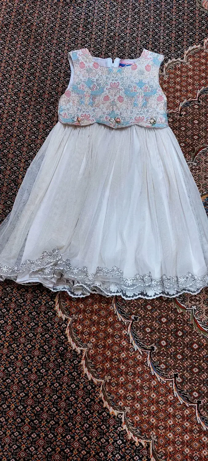 لباس دخترانه وبشقاب دیوارکوب|لباس|شیراز, شهرک پرواز|دیوار