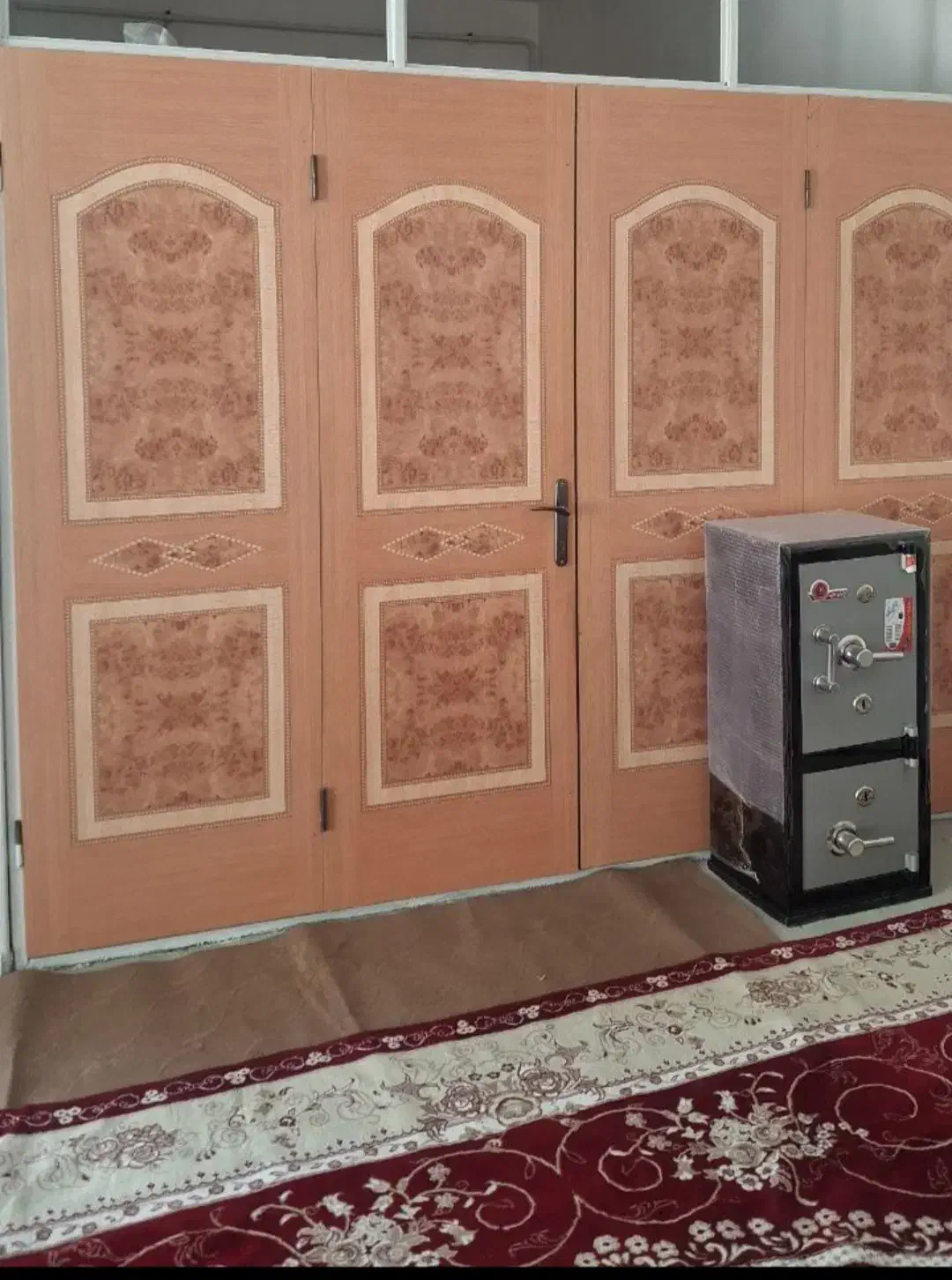 فروشی در چوبی دو درب|مصالح و تجهیزات ساختمان|هریس, |دیوار