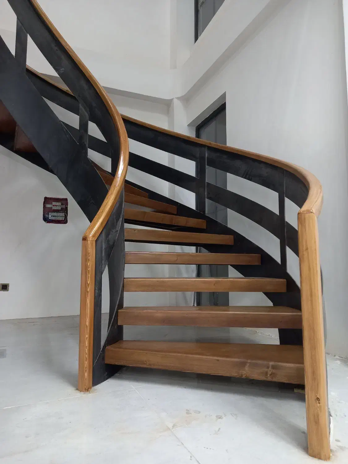 اجرای تخصصی انواع نرده و پله گرد چوبی|خدمات پیشه و مهارت|رشت, رشتیان|دیوار